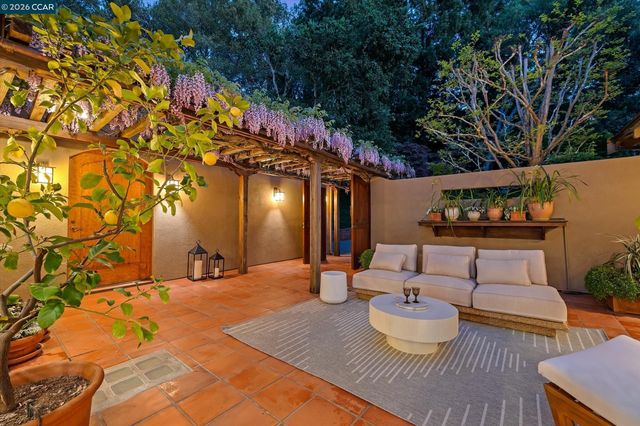 25 Woodacres Ct, Orinda, CA 94563