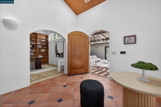 25 Woodacres Ct, Orinda, CA 94563