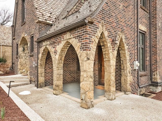 1035 Washington Road, Mt Lebanon, PA 15228