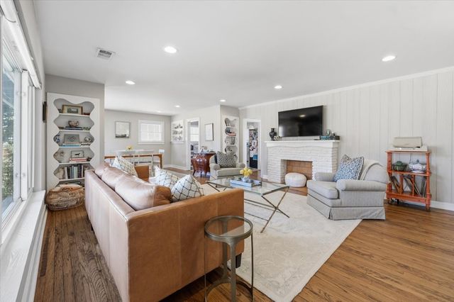 108 Lindenwood Drive, Fort Worth, TX 76107