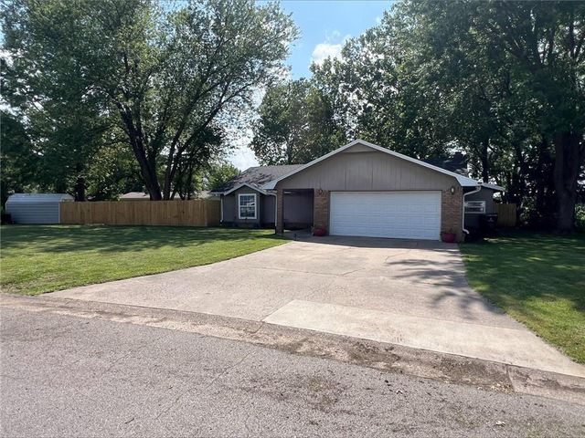 308 Caroline Drive, Frontenac, KS 66763