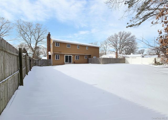 43 Fallen Leaf Road, Holbrook, NY 11741