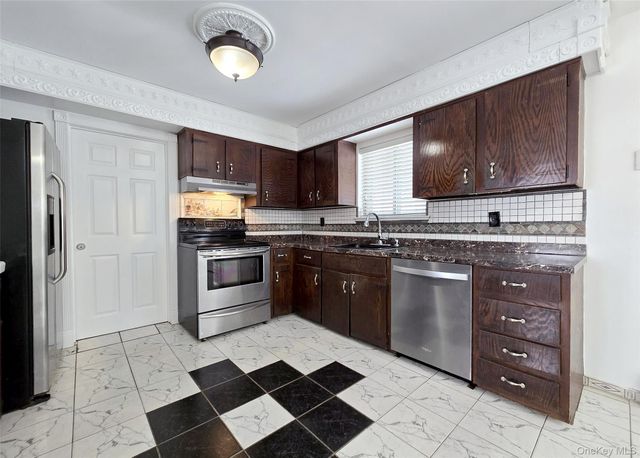 43 Fallen Leaf Road, Holbrook, NY 11741