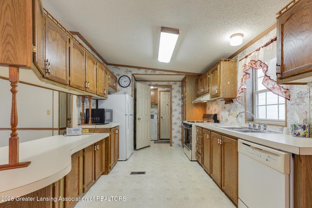 210 St Ives North, Lansing, MI 48906