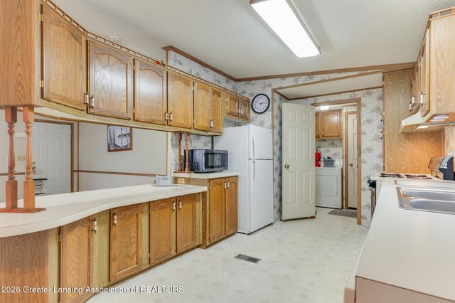 210 St Ives North, Lansing, MI 48906