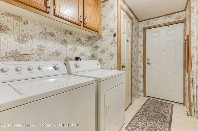 210 St Ives North, Lansing, MI 48906