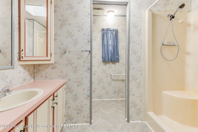 210 St Ives North, Lansing, MI 48906