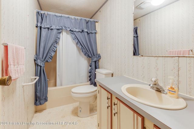 210 St Ives North, Lansing, MI 48906