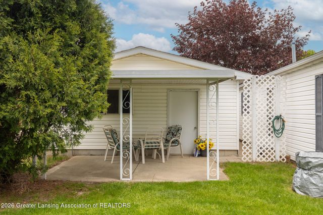 210 St Ives North, Lansing, MI 48906