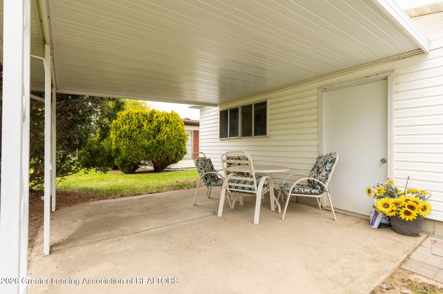 210 St Ives North, Lansing, MI 48906