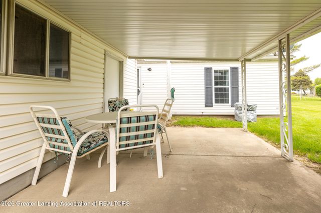 210 St Ives North, Lansing, MI 48906