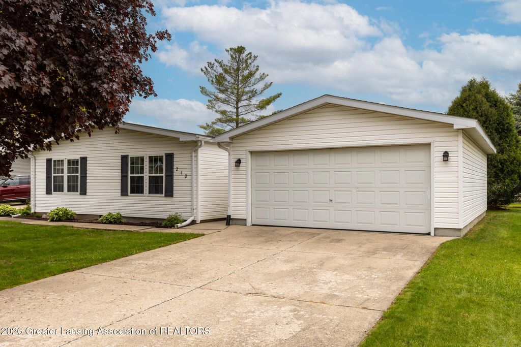 210 St Ives North, Lansing, MI 48906