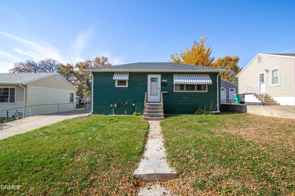 1506 13th Street N, Bismarck, ND 58501 photo 2