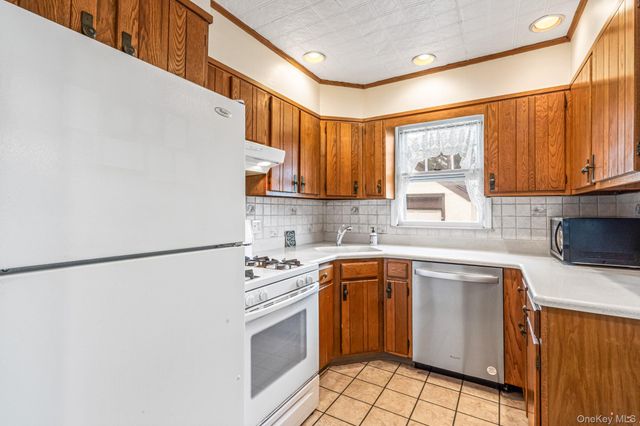 335 Warwick Avenue, Douglaston, NY 11363