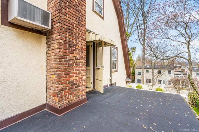 335 Warwick Avenue, Douglaston, NY 11363