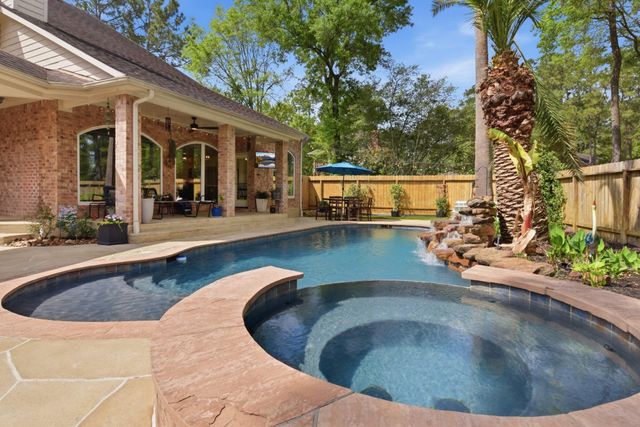 68 E Sandalbranch Circle, The Woodlands, TX 77382