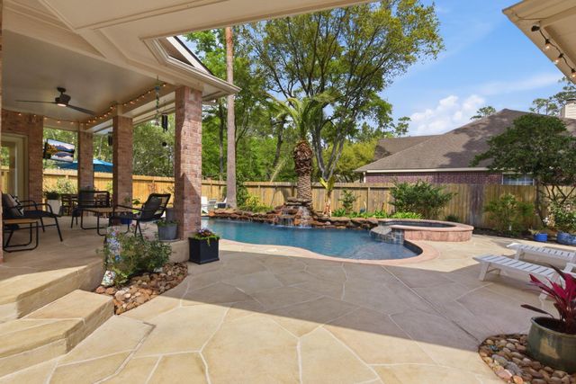 68 E Sandalbranch Circle, The Woodlands, TX 77382