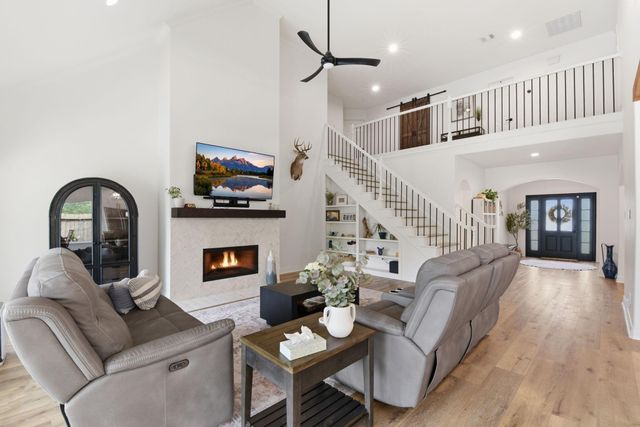 68 E Sandalbranch Circle, The Woodlands, TX 77382