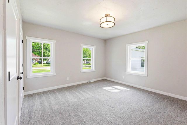 600 ROYALTON STREET, Waupaca, WI 54981