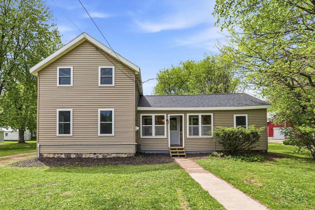 600 ROYALTON STREET, Waupaca, WI 54981