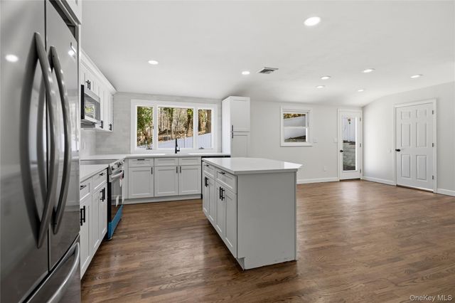 75 Hawthorne Road, Kings Park, NY 11754