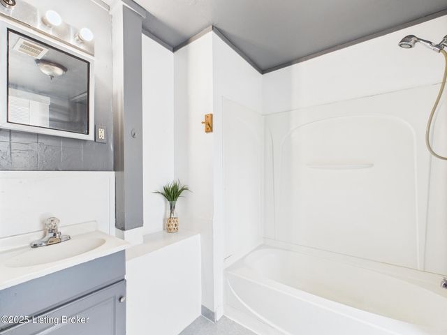 1919 Center St, New Albany, IN 47150