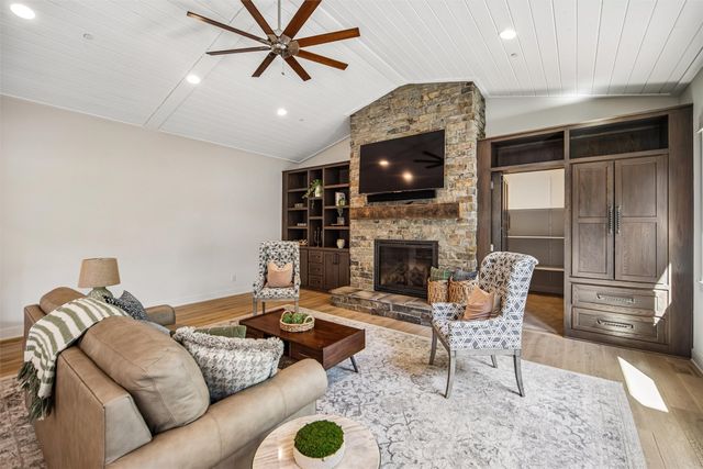 6211 Enclave Circle, Johnston, IA 50131