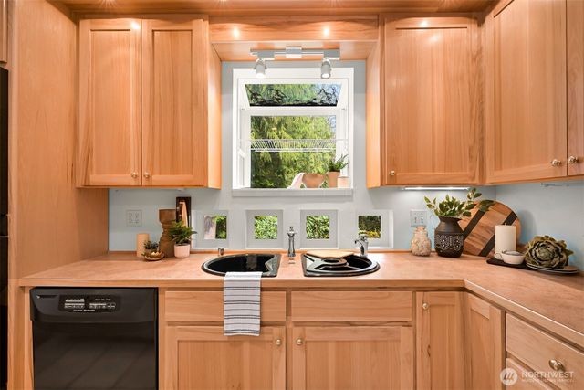66 Grand View Lane, Bellingham, WA 98229