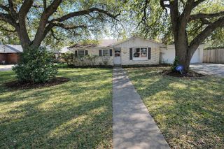 705 Inwood Drive, Baytown, TX 77521