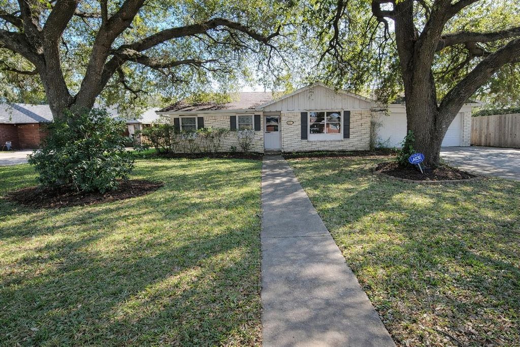 705 Inwood Drive, Baytown, TX 77521