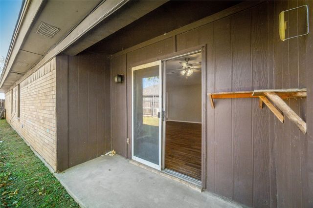 6725 Crestmont Court, Fort Worth, TX 76133