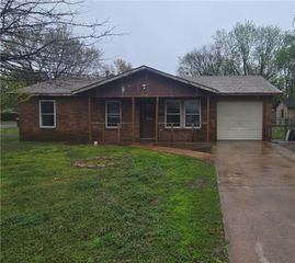 2511 N 4th Street, Rogers, AR 72756