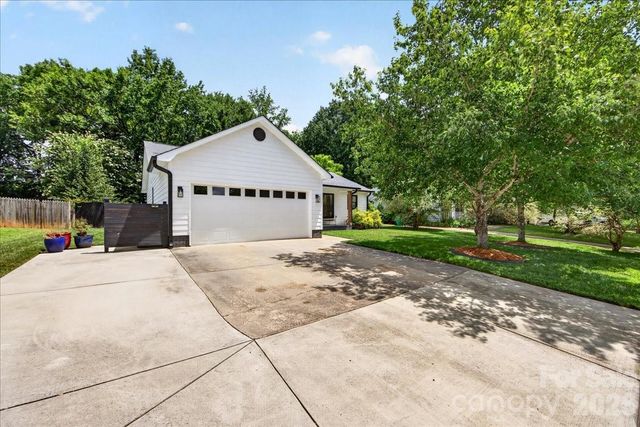 8610 Brookstead Drive, Charlotte, NC 28215