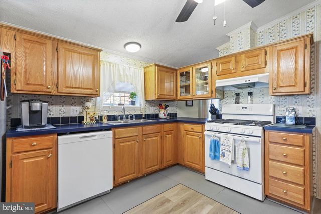 8 CEDAR CT, Bath, PA 18014