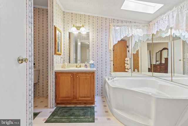 8 CEDAR CT, Bath, PA 18014