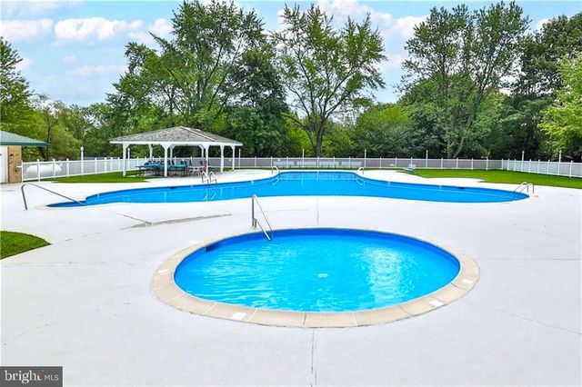 8 CEDAR CT, Bath, PA 18014