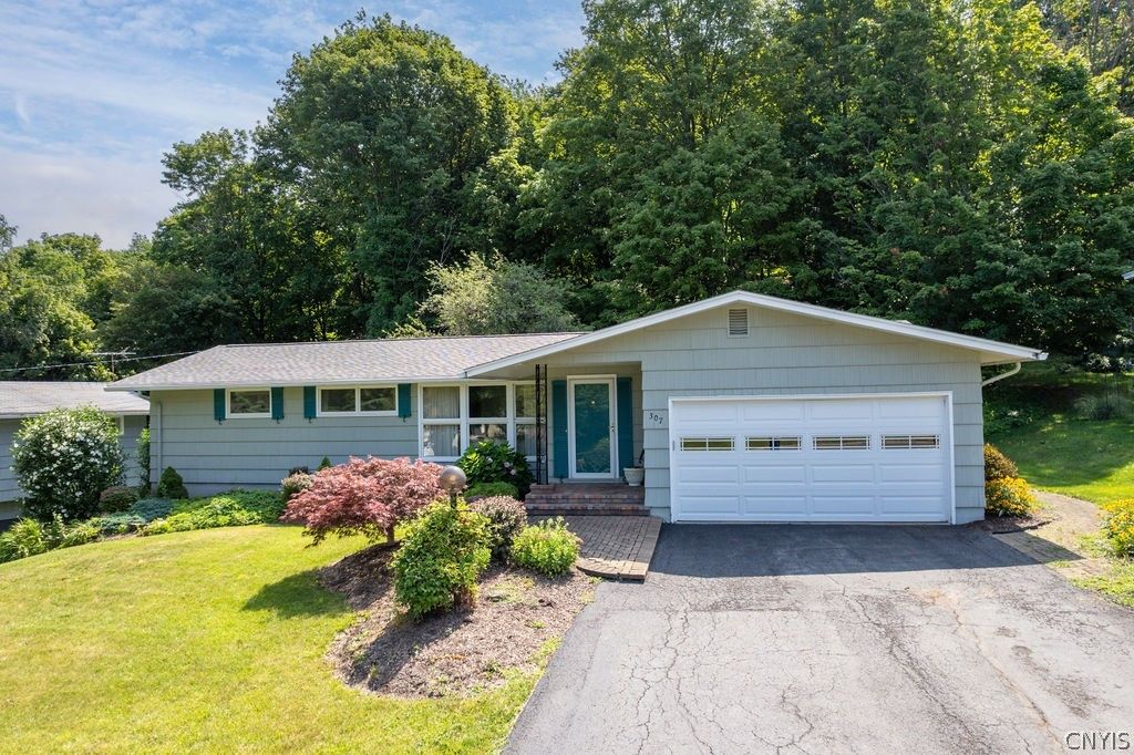 307 Oakridge Drive, Camillus, NY 13031