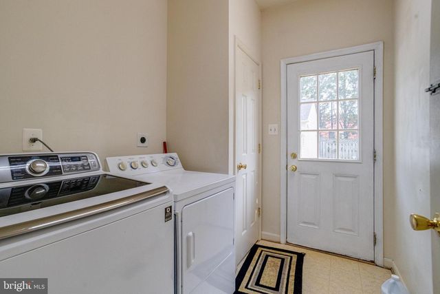 221 SEAMASTER RD, Essex, MD 21221