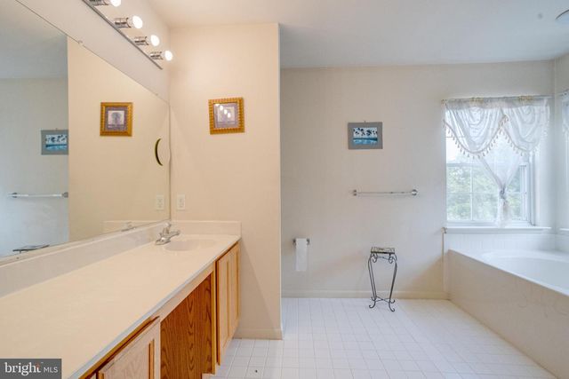 221 SEAMASTER RD, Essex, MD 21221