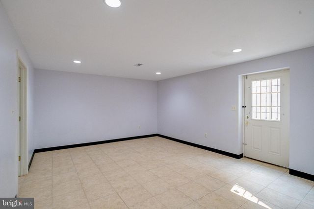 221 SEAMASTER RD, Essex, MD 21221