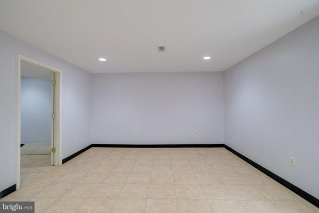 221 SEAMASTER RD, Essex, MD 21221