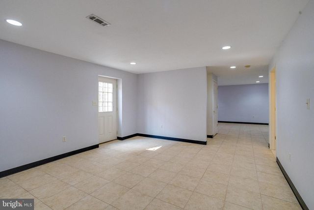 221 SEAMASTER RD, Essex, MD 21221