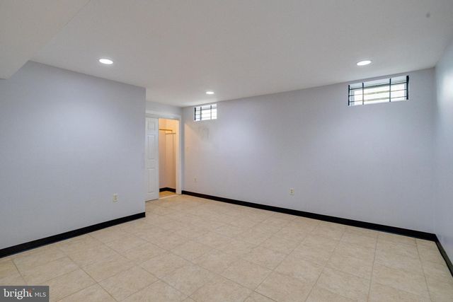 221 SEAMASTER RD, Essex, MD 21221