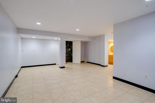 221 SEAMASTER RD, Essex, MD 21221