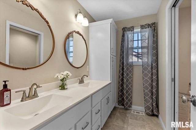 1701 Spartan Drive, Chatham, IL 62629