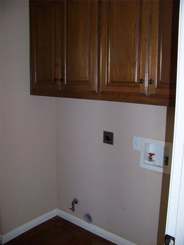 1400 T H Johnson DR, Taylor, TX 76574