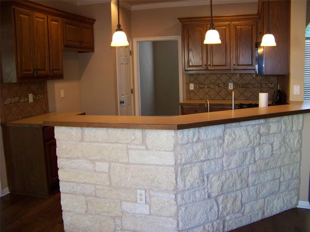 1400 T H Johnson DR, Taylor, TX 76574