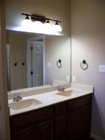 1400 T H Johnson DR, Taylor, TX 76574