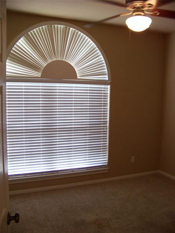 1400 T H Johnson DR, Taylor, TX 76574