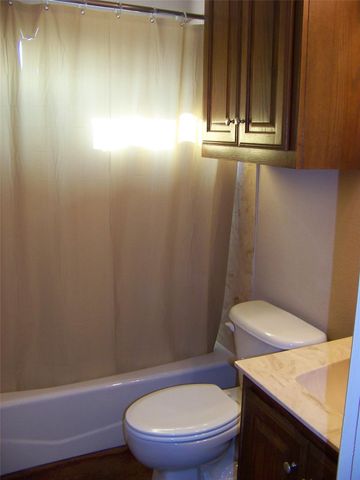 1400 T H Johnson DR, Taylor, TX 76574